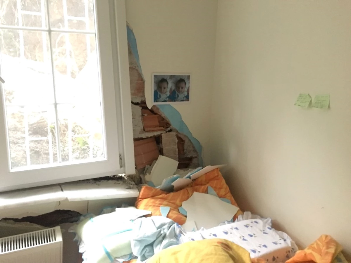 Sarıyer\'de İstinat Duvarı Çöktü, Bir Ev Zarar Gördü