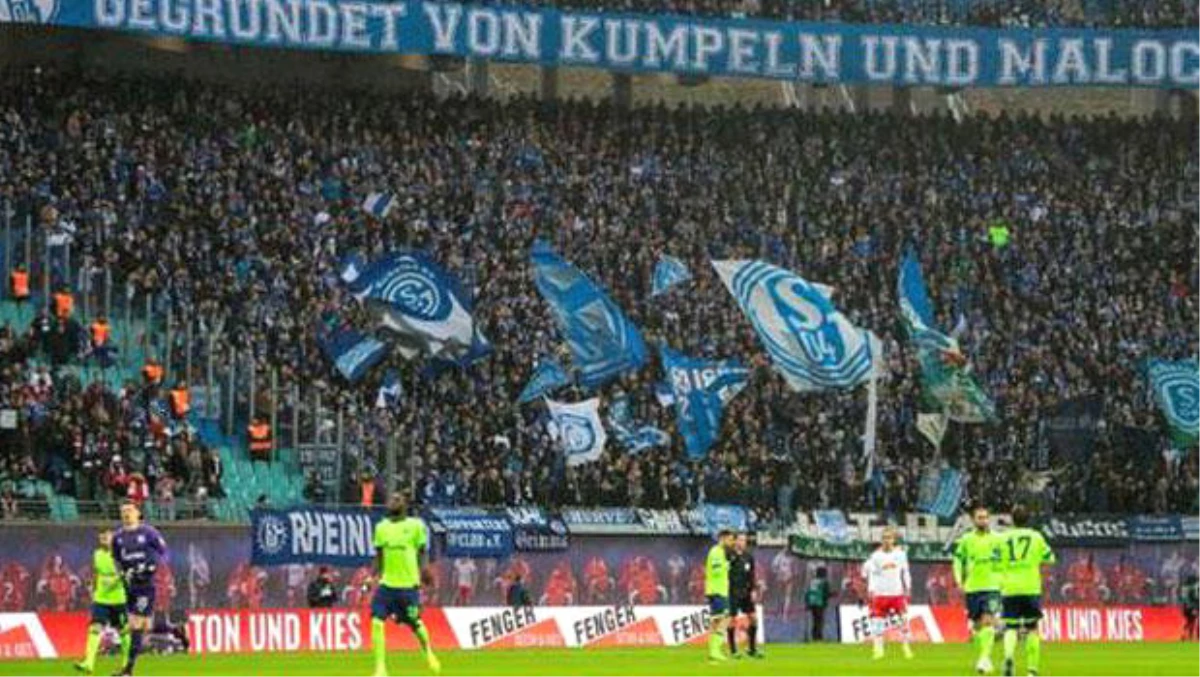 Schalke Tribünlerinde Kadın Taraftara Cinsel Saldırı