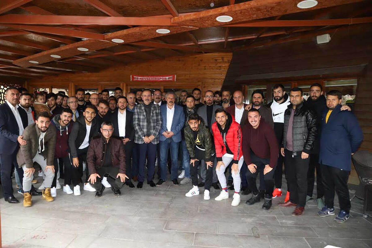 Seçen ve Arı Futbolcularla Buluştu