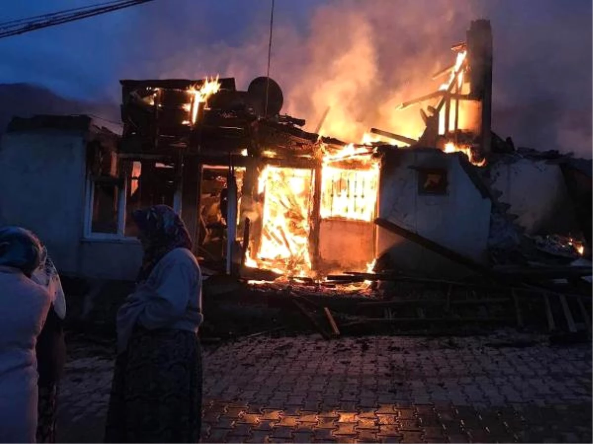 Sivas\'ta Alevlerin Sıçradığı 8 Ev Yandı