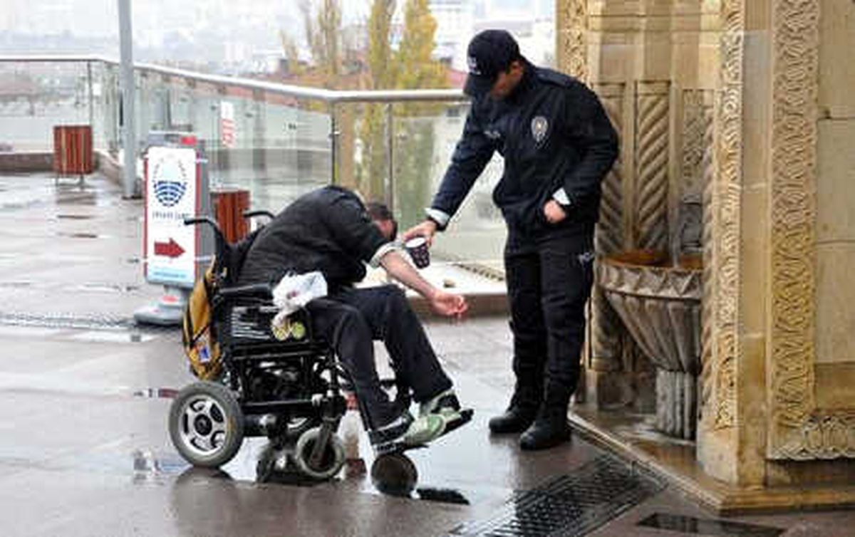 Tekerlekli Sandalyedeki Engelli, Polisin Yardımıyla Abdest Aldı