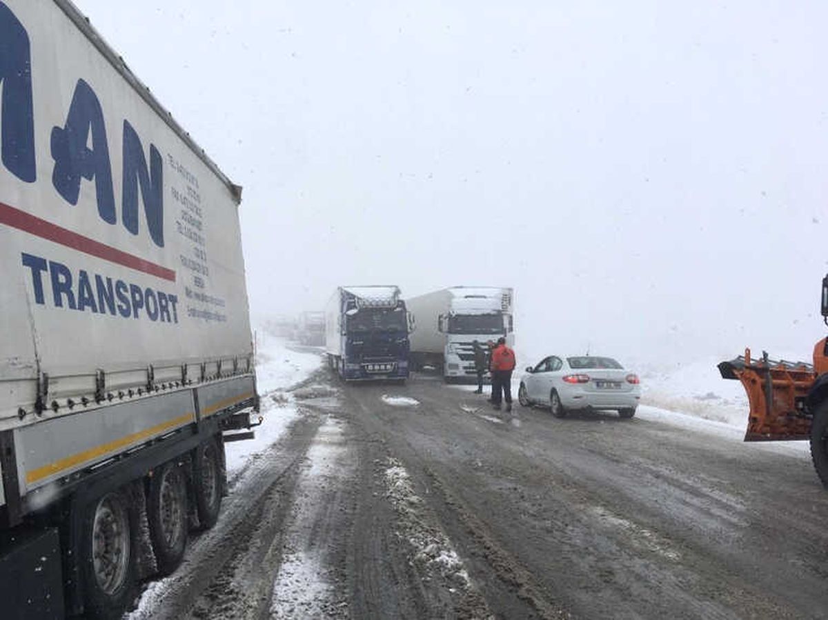 Tendürek Dağın\'da Kar ve Tipi Trafikte Aksamalara Neden Oluyor