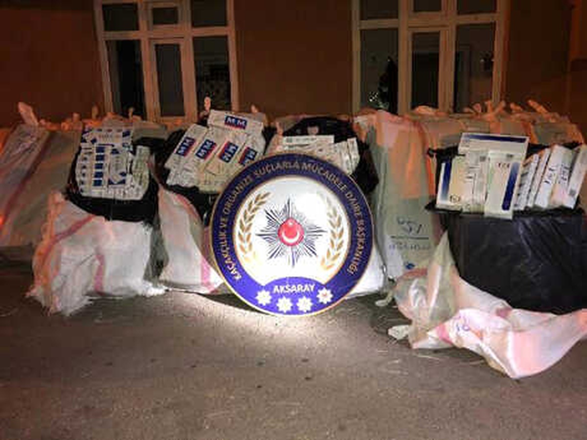 Tır\'ın Dorsesinden 5 Bin Paket Kaçak Sigara, İç Çamaşırından Esrar Çıktı