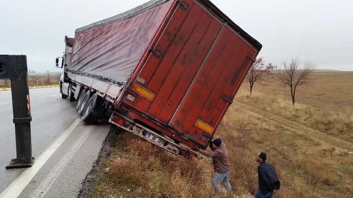 Tırın Dorsesi Şarampole Devrilmekten Son Anda Kurtarıldı
