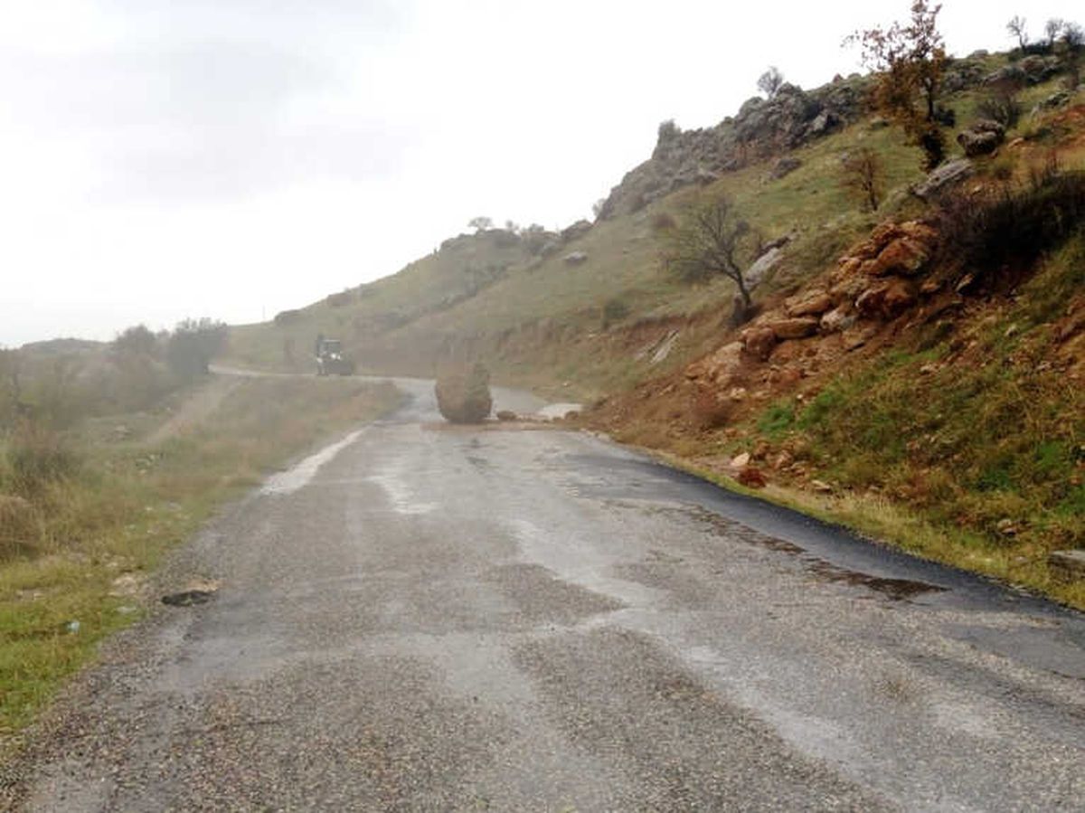 Tonlarca Ağırlığındaki Kayalar Karayoluna Düştü