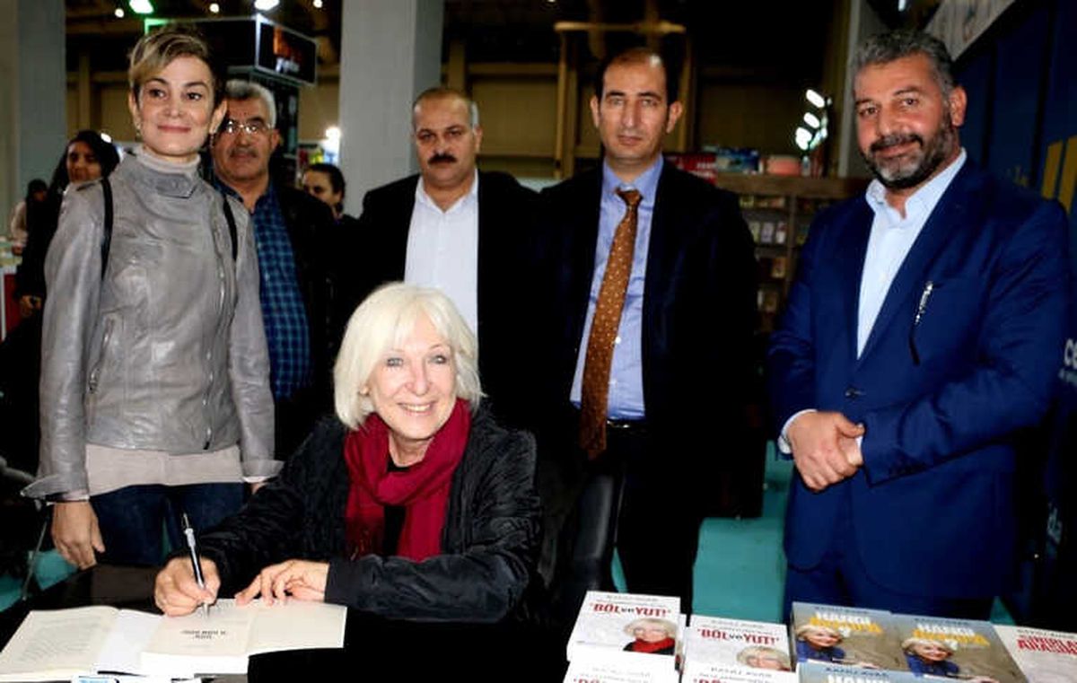 Ünlü Yazarlar Okurlarıyla Buluştu