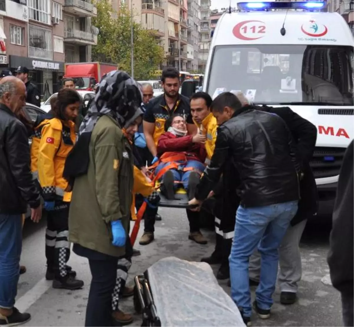 Yolun Karşısına Geçerken, Kaza Yapan Otomobillerin Arasında Kalarak Yaralandı