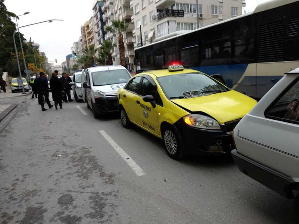 Yolun Karşısına Geçme Çalışan Yaya İki Aracın Arasında Sıkıştı