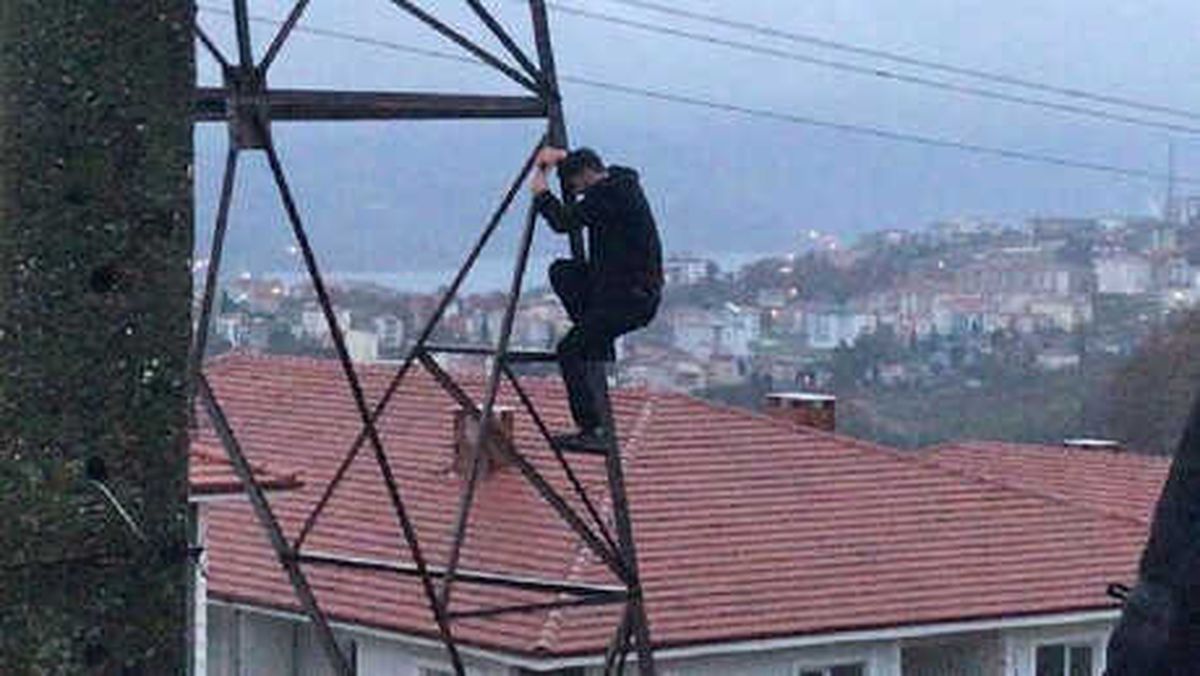 Yüksek Gerilim Hattına Çıkıp Sevgilisine \'Affet Beni\' Diye Bağırdı