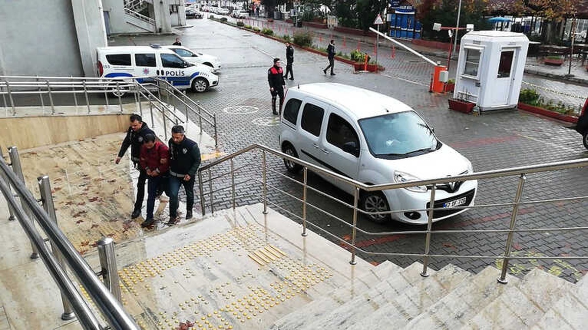 23 Adrese Girerek 100 Bir Liralık Soygun Yaptılar