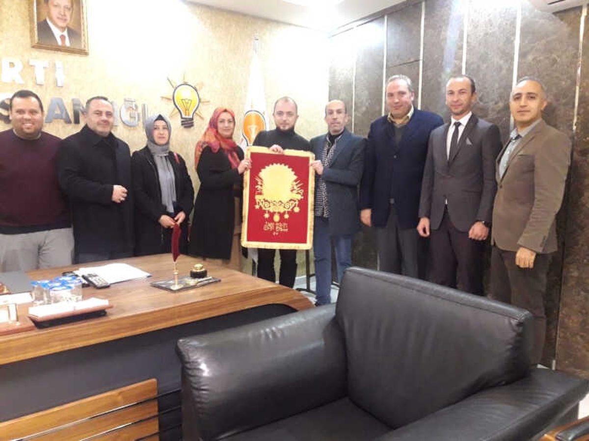Aday Adayları, AK Parti İl Başkanı Karabıyık\'a 57. Alay Sancağı Hediye Ettiler