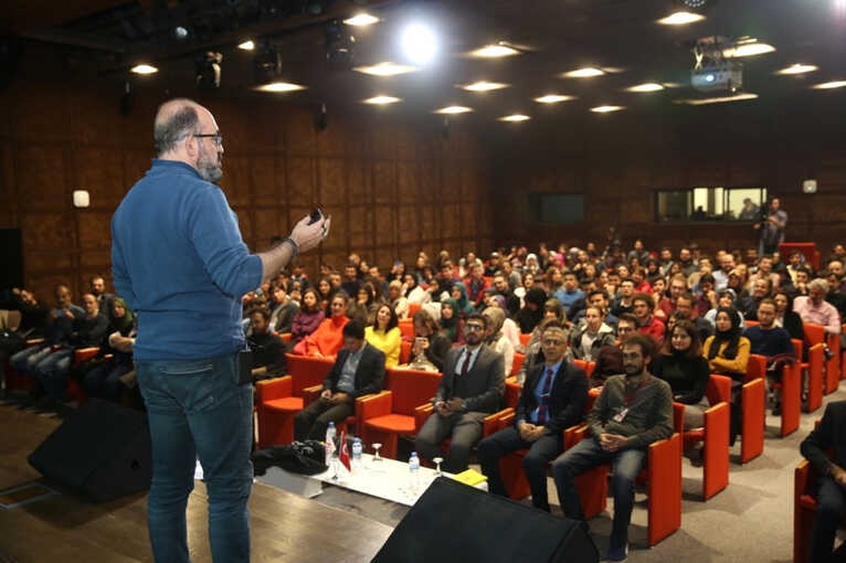Agü\'de Kaos - Karmaşıklık- Zihin Kontrolü Konferansı