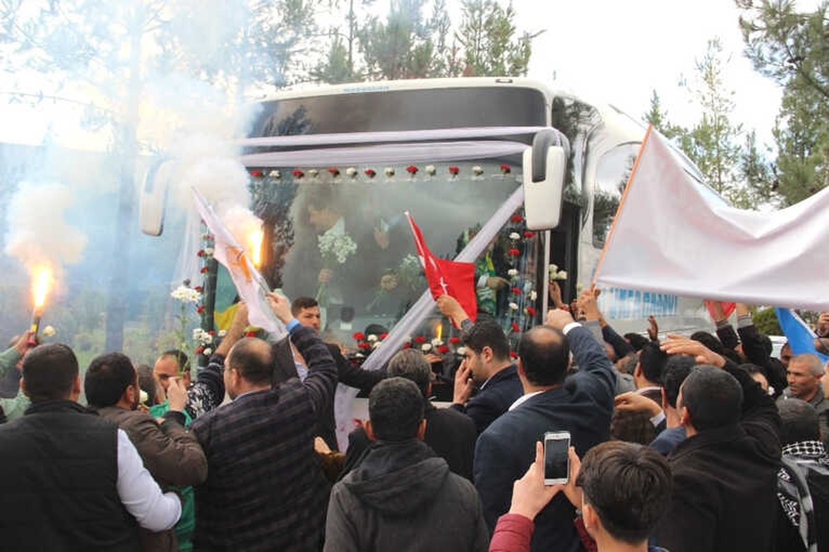 AK Parti Şanlıurfa Adayını Davul Zurna Eşliğinde Binlerce Kişi Karşıladı