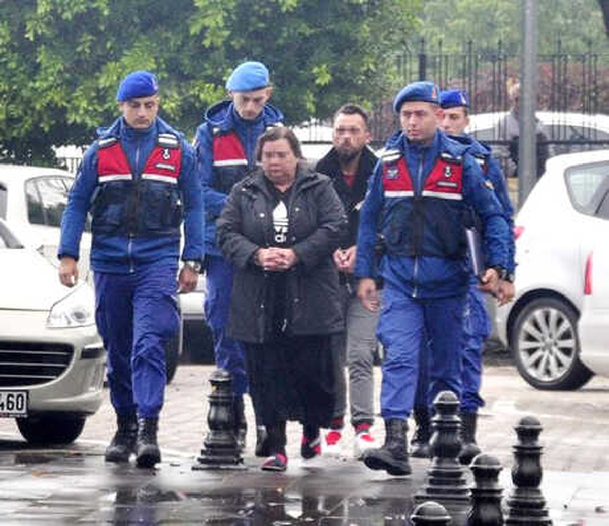 Alman Anne ve Oğlunun Hırsızlığı Güvenlik Kamerasında