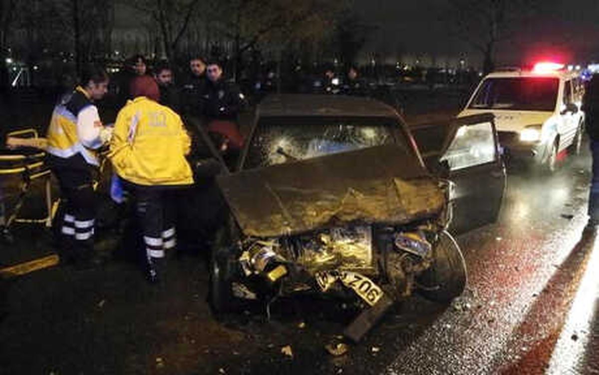 Ankara\'da Hırsızlar Polisten Kaçarken Kaza Yaptı: 1\'i Polis 3 Yaralı
