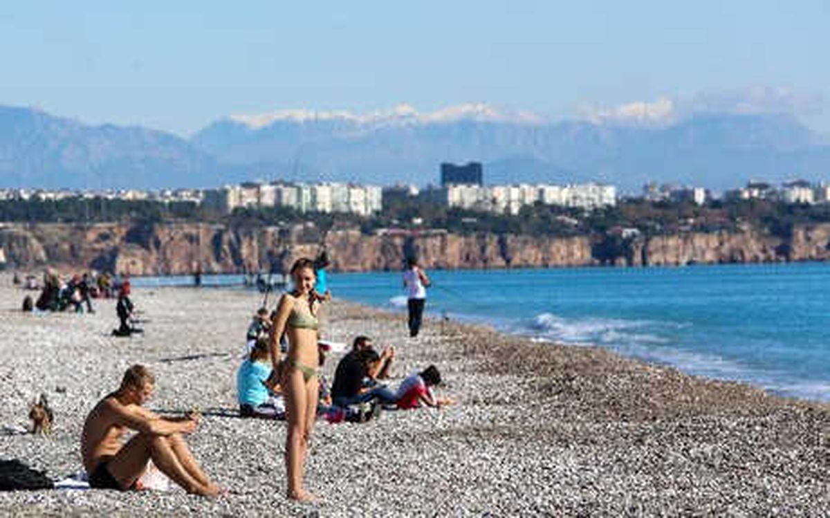 Antalya\'da Kar Manzarası Eşliğinde Deniz Keyfi