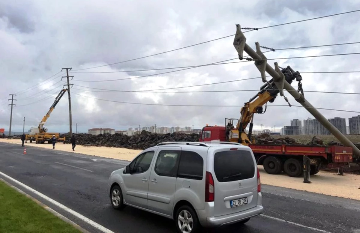 Aşırı Yağış Diyarbakır\'da Elektrik Direklerini Devirdi