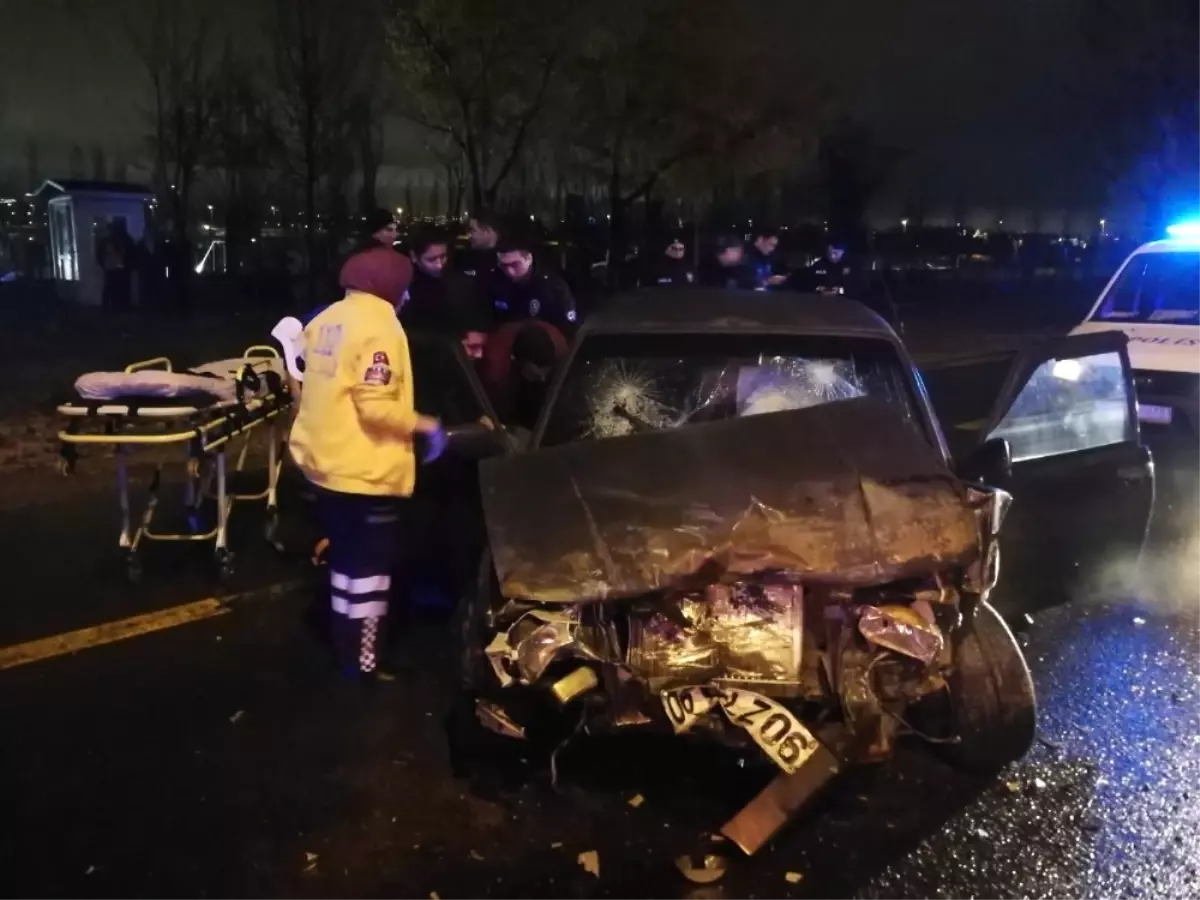 Başkent\'te Hırsız-polis Kovalamacası Kazayla Bitti: 1\'i Polis, 2 Yaralı