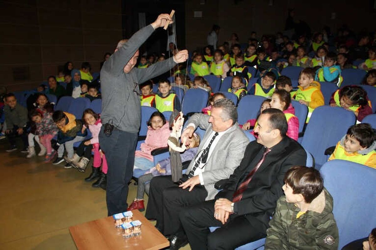 Çocuklar Kukla Gösterisiyle Eğlendi