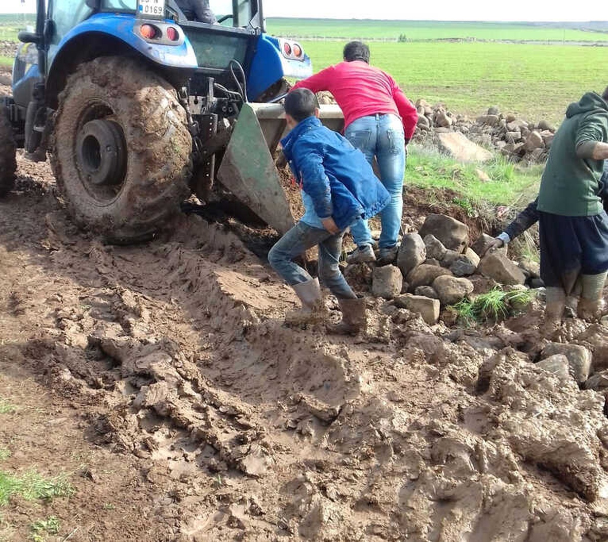 Çocukları Taşıyan Traktör Çamura Saplandı