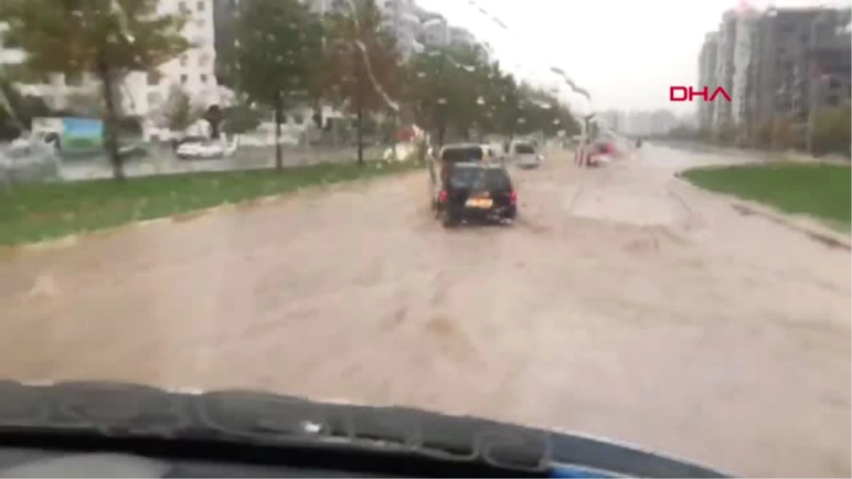Diyarbakır\'da Yağmur; Elektrik Direkleri Devrildi