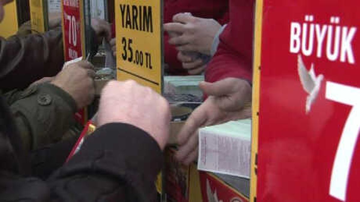Eminönü\'nde Milli Piyango Kuyruğu