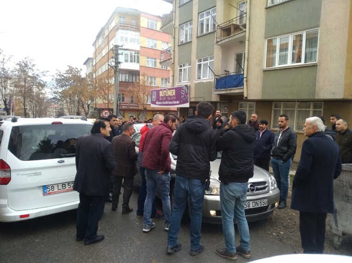 Genç Kadını, Otomobille Metrelerce Sürükledi