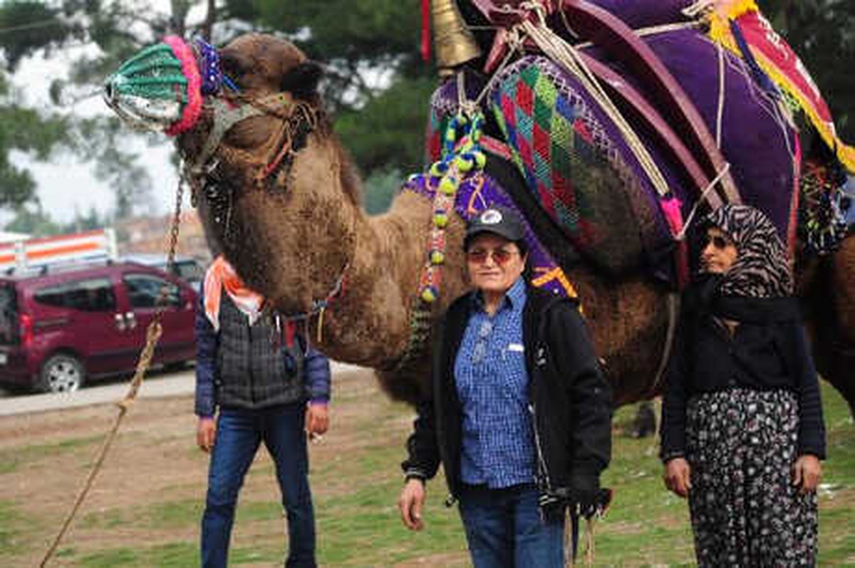 Güreşçi Develeri Yetiştiren Anne-kız Belgesel Oldu
