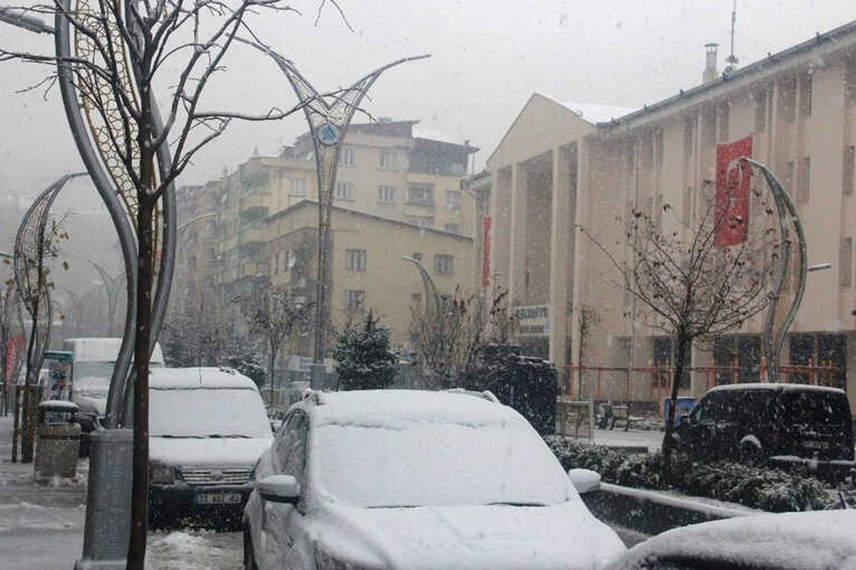 Hakkari Kent Merkezinde Kar Yağışı Başladı