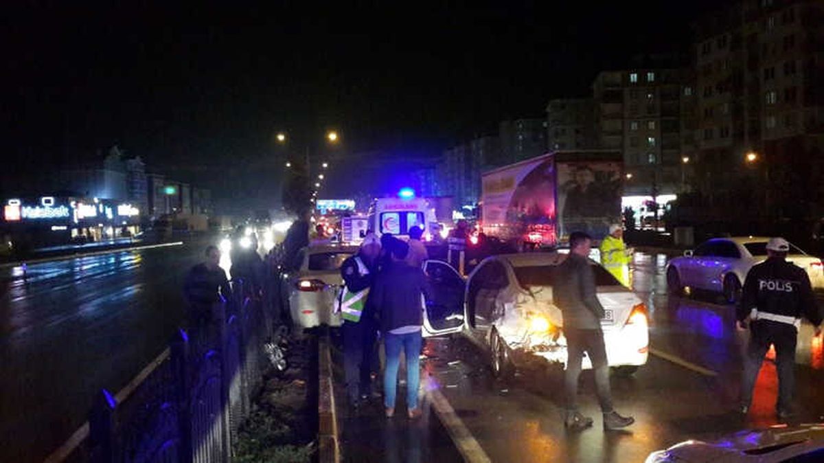 İki Otomobil Çarpıştı: 3 Yaralı