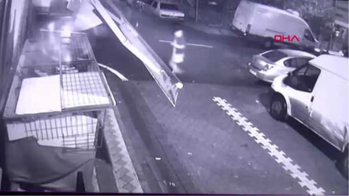 İstanbul- Sultangazi\'de Film Sahnelerini Aratmayan Kuyumcuya Gasp Girişimi