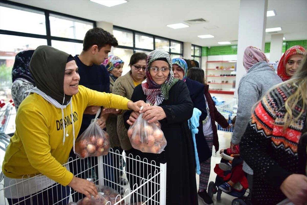 İzmir\'de İhtiyaç Sahibi Ailelere Soğan Dağıtılıyor