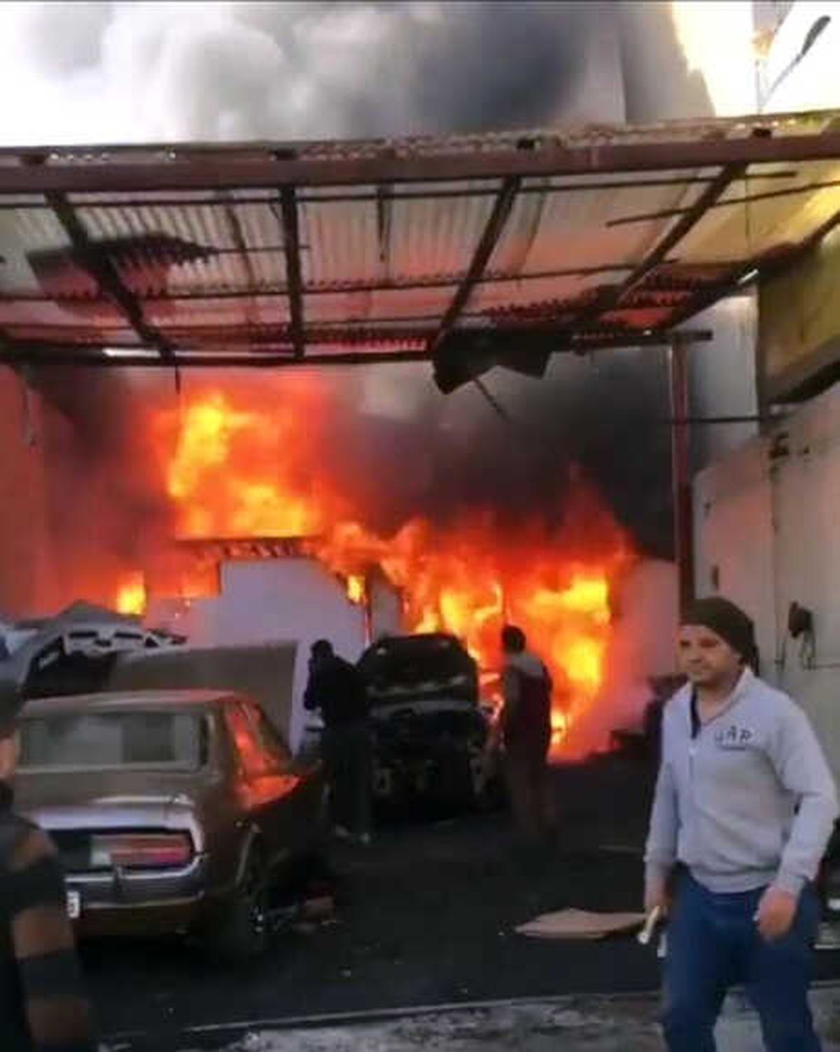 İzmir\'de Oto Tamirhanesinde Yangın