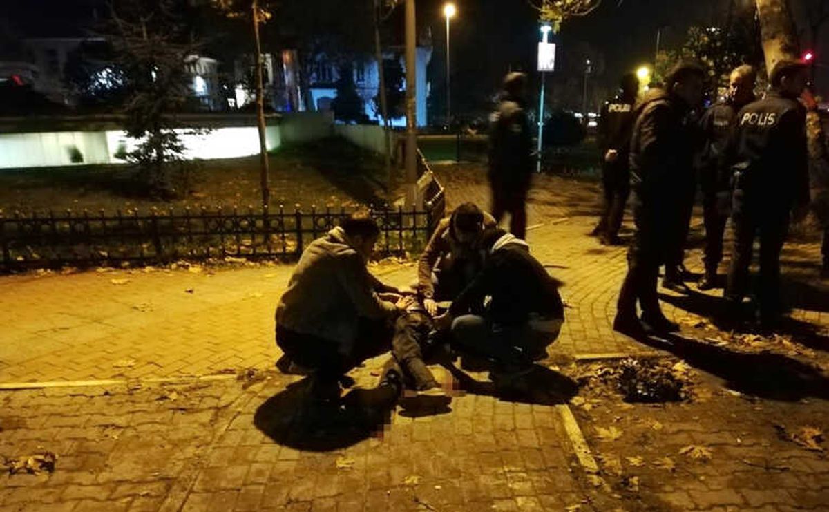 Kadıköy\'de Bıçaklı Kavga: 1 Yaralı