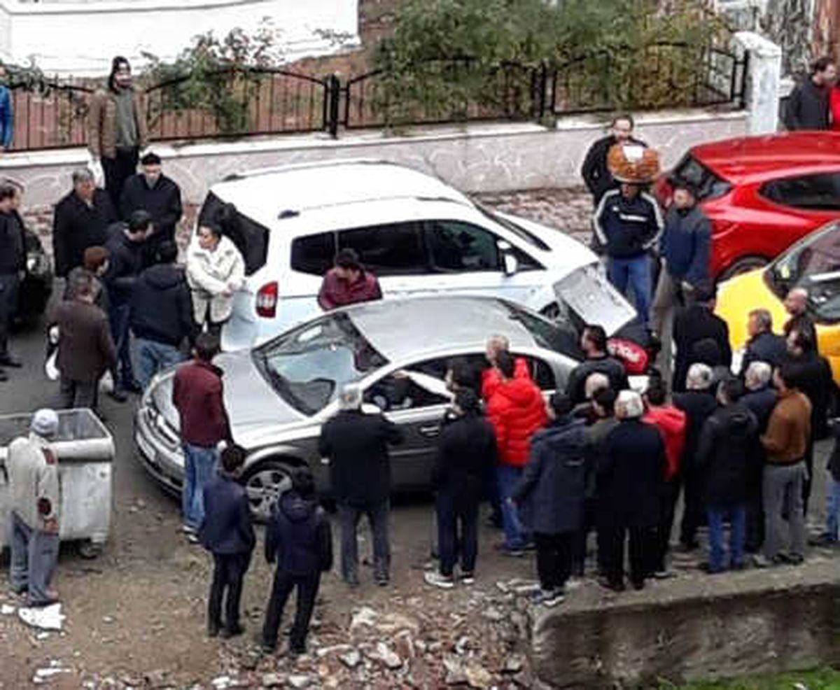 Kadını Zorla Otomobile Bindirmek İsteyen Şüphelileri, Polis Yakaladı