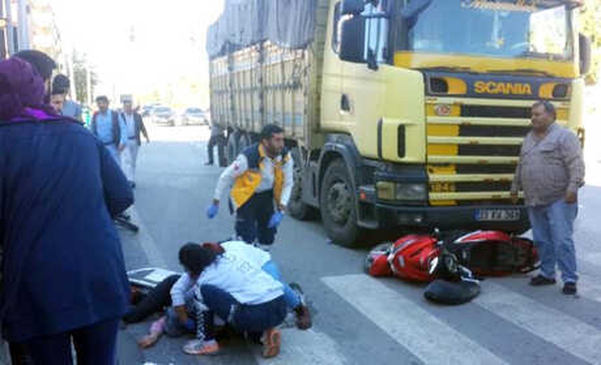 Kamyonun Çarptığı Motosikletin Sürücüsü Selvinaz, Ağır Yaralandı