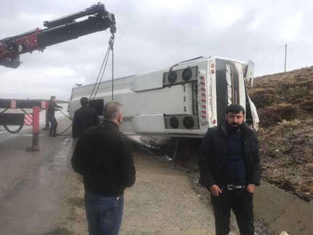 Karlıova\'da Yolcu Otobüsü Devrildi: 3 Yaralı