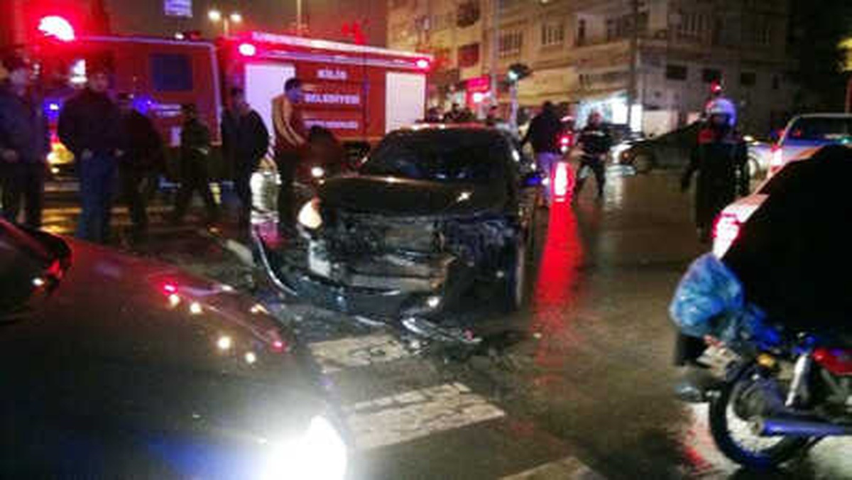 Kilis\'te İki Otomobil Çarpıştı: 5 Yaralı