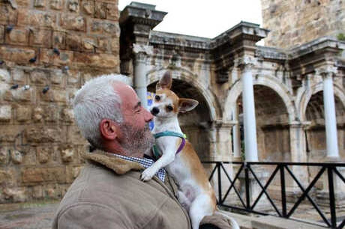 Köpeğini Omzunda Gezdiriyor