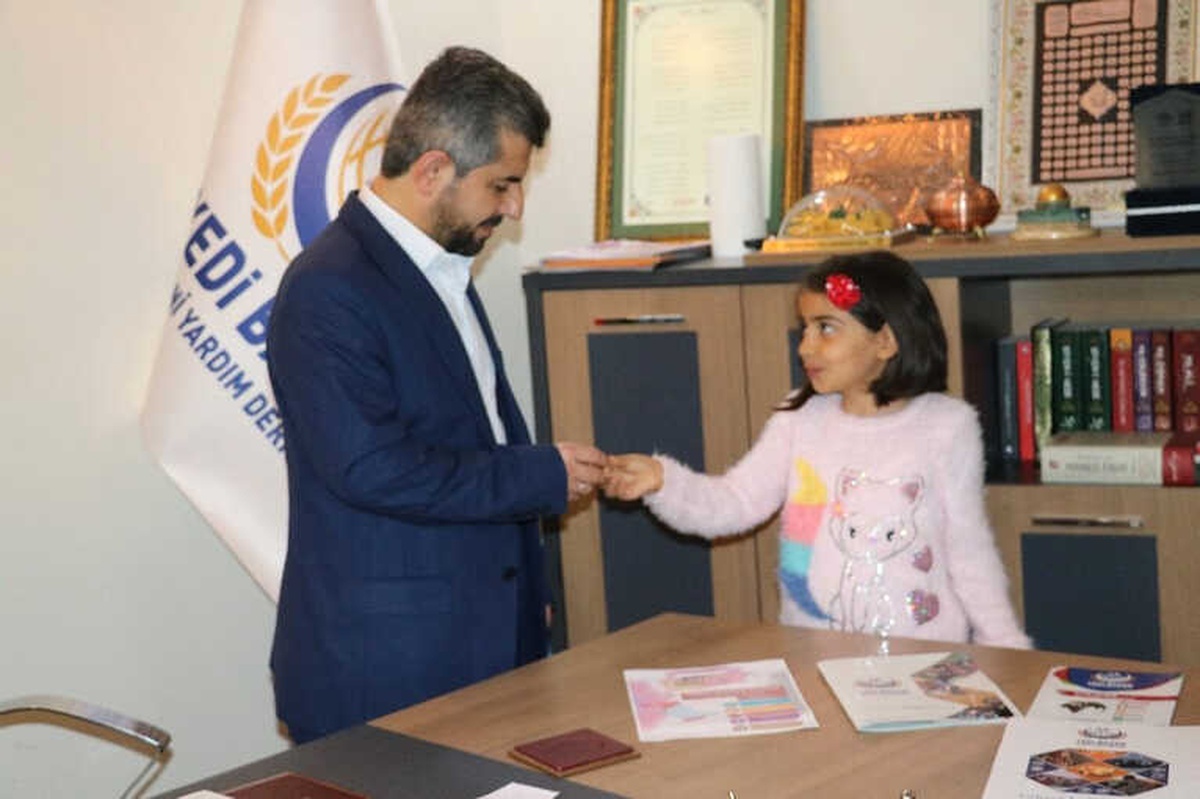 Küçük Yağmur, Altın Küpelerini Yemen\'e Bağışladı