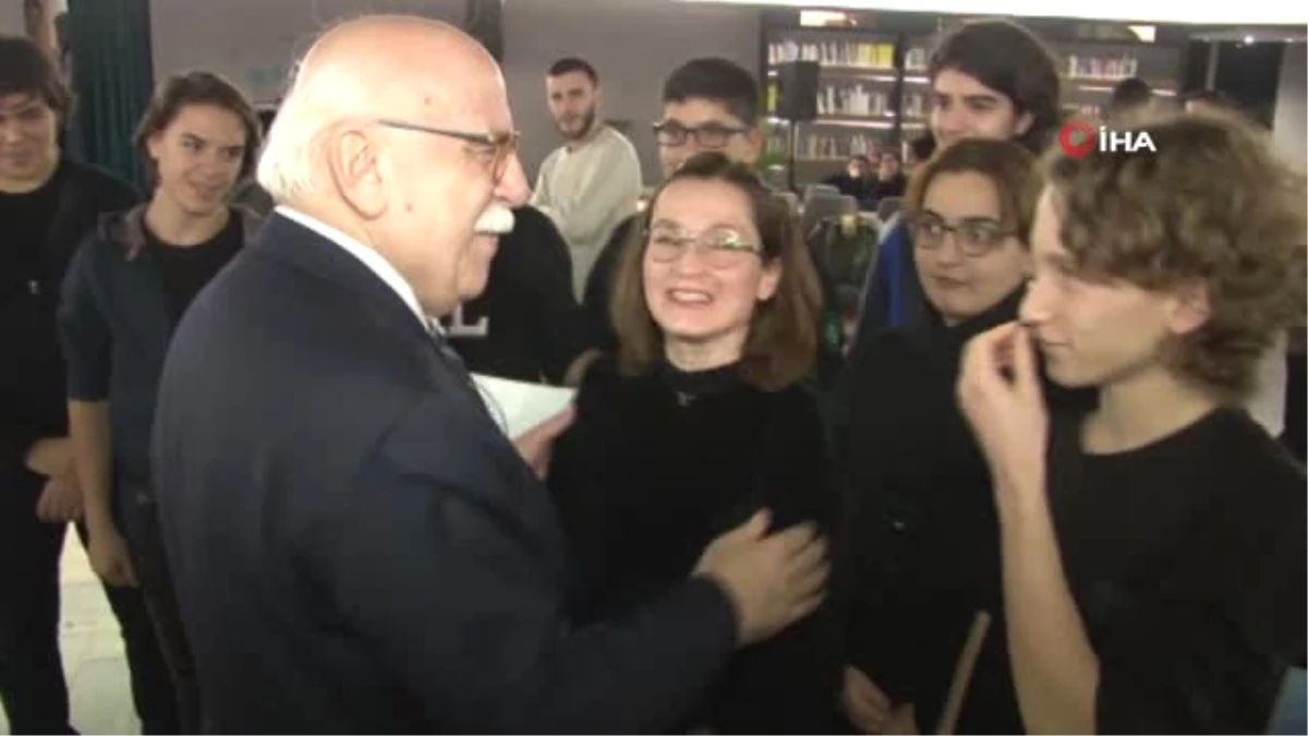 Kültür ve Turizm Eski Bakanı Nabi Avcı Üsküdar\'da Gençlerle Buluştu