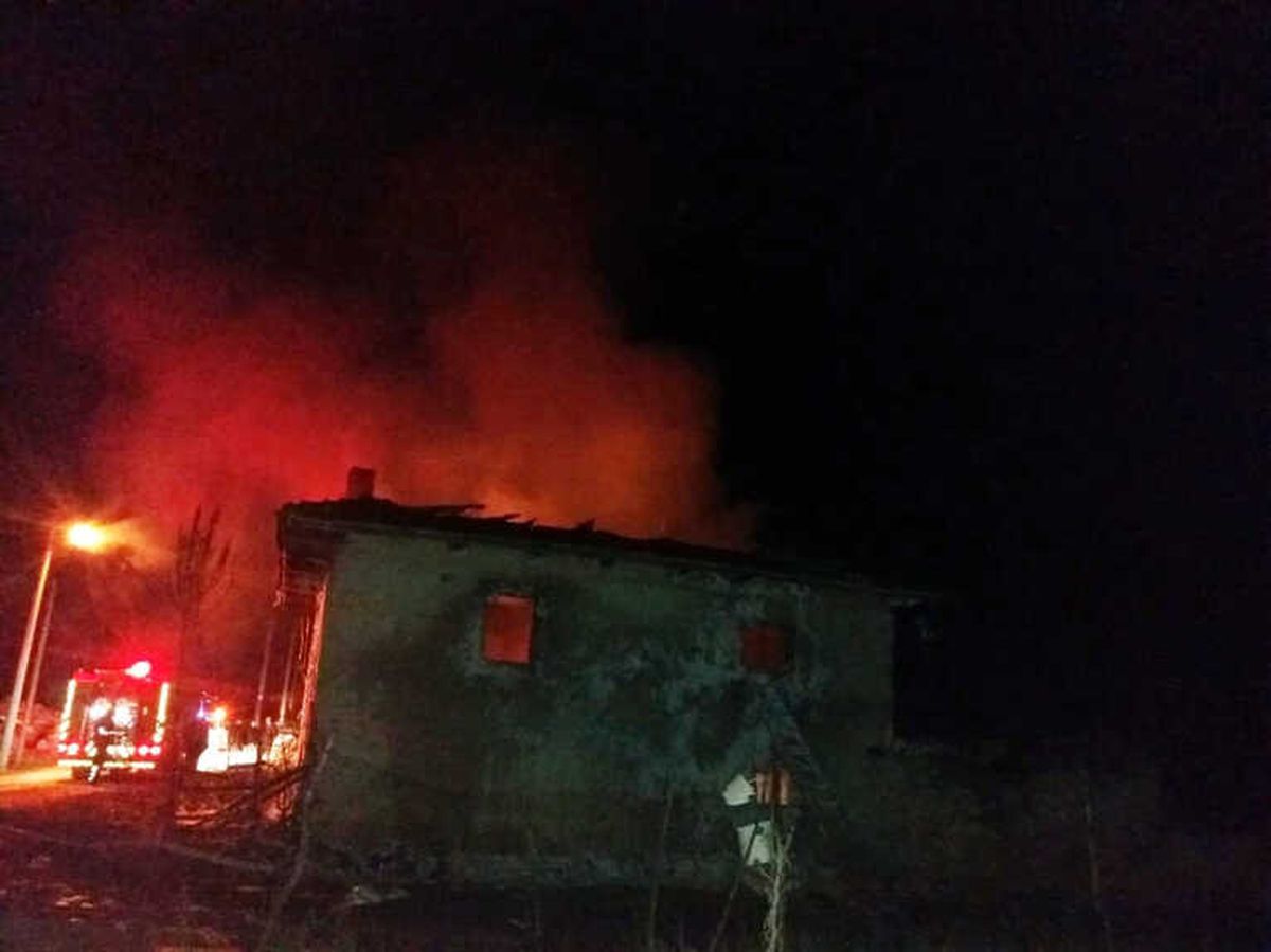 Manisa\'da İki Katlı Ahşap Ev Kül Oldu