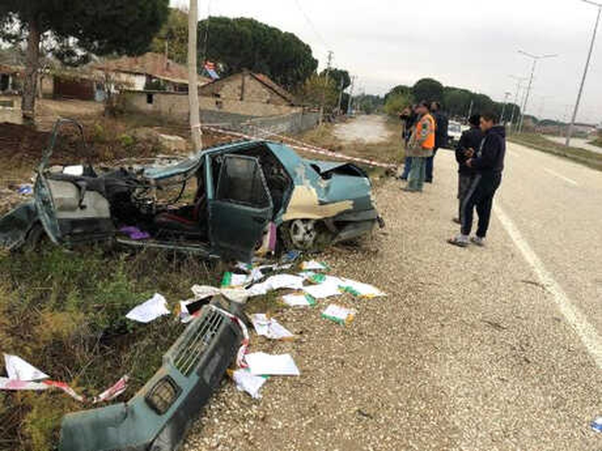 Otomobil Aydınlatma Direğine Çarptı, Sürücü Öldü