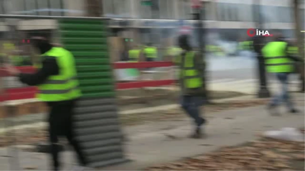 Paris\'de Binlerce Polis Konuşlandırıldı, Şehir Duman Altında Kaldı