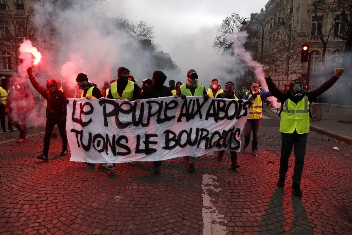 Paris\'de Binlerce Polis Konuşlandırıldı, Şehir Duman Altında Kaldı