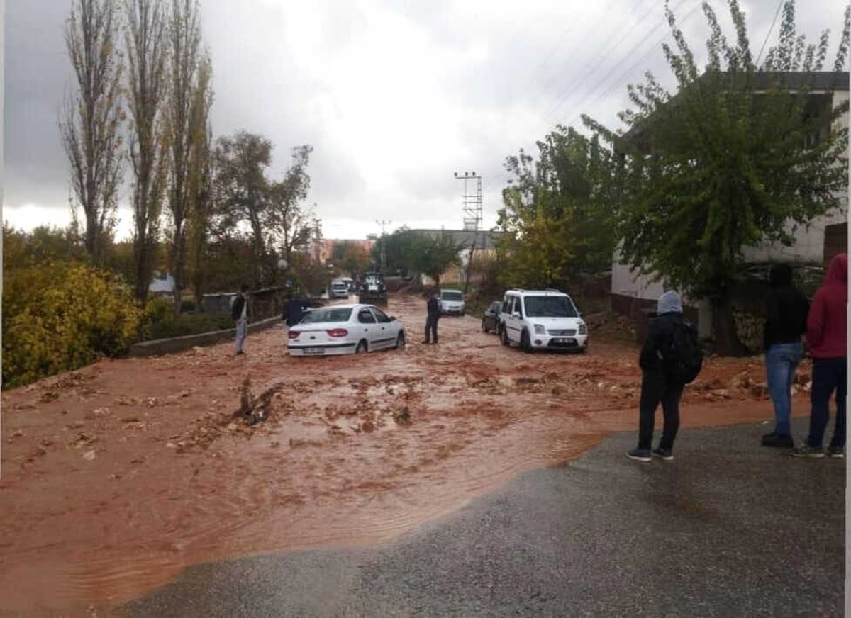 Şiddetli Dolu ve Yağmur Yağışı Vatandaşları Hazırlıksız Yakaladı