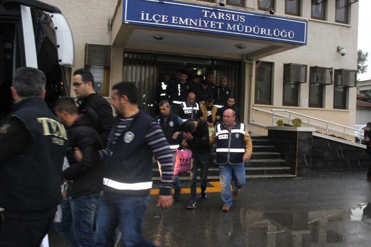 Tarsus\'ta Pkk/kck Terör Örgütü Operasyonunda 8 Kişi Tutuklandı
