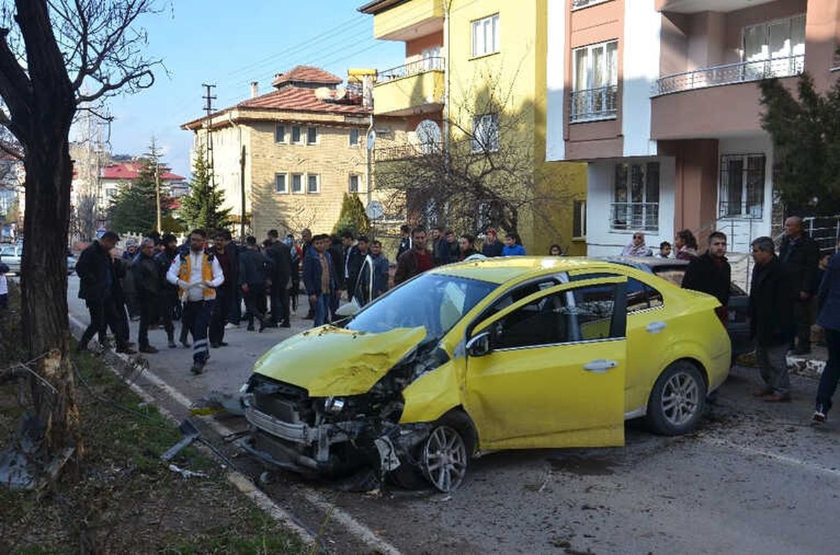 Ticari Taksi Önce Çocuğa Sonra da Ağaca Çarptı: 2 Yaralı