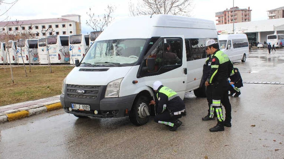 Trafik Polislerinden Kış Lastiği Denetimi
