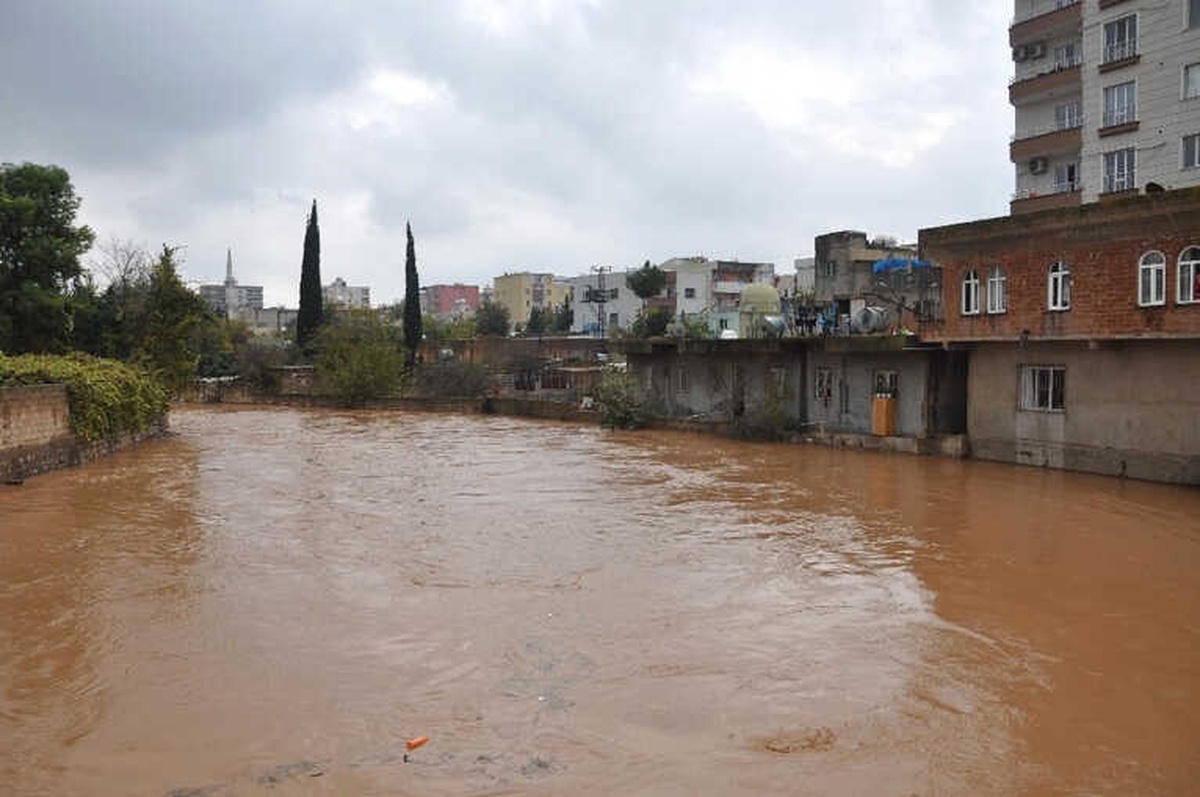Vatandaşlar Yağış ile Birlikte Tarihi Köprüye Akın Etti